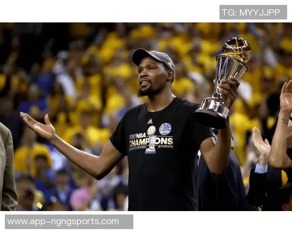 杜兰特强调球队五高阵容助力发挥身高体型优势提升竞争力 杜兰特强调球队五高阵容助力发挥身高体型优势提升竞争力