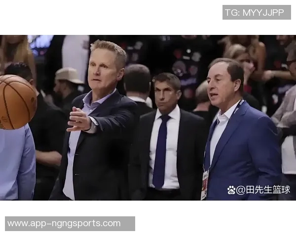 库里21分钟内狂砍31分31科尔笑容满面与其相视而笑 库里21分钟内狂砍31分31科尔笑容满面与其相视而笑