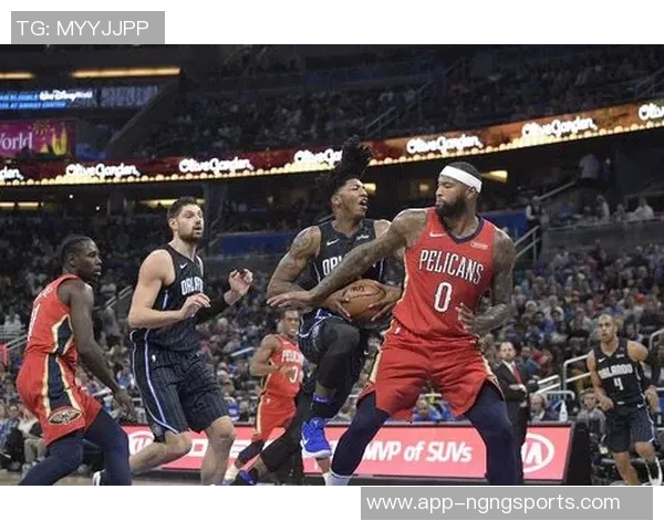 文班在队内训练中化身怪物持球一条龙突破抗飞防守完成双手暴扣 文班在队内训练中化身怪物持球一条龙突破抗飞防守完成双手暴扣