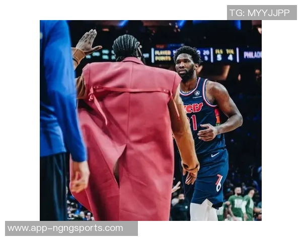 76人客战绿军登机照曝光恩比德微笑乌布雷粉色拖鞋引关注